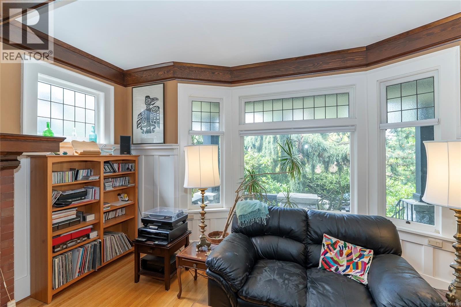 1377 Rockland Ave Property Photo 17