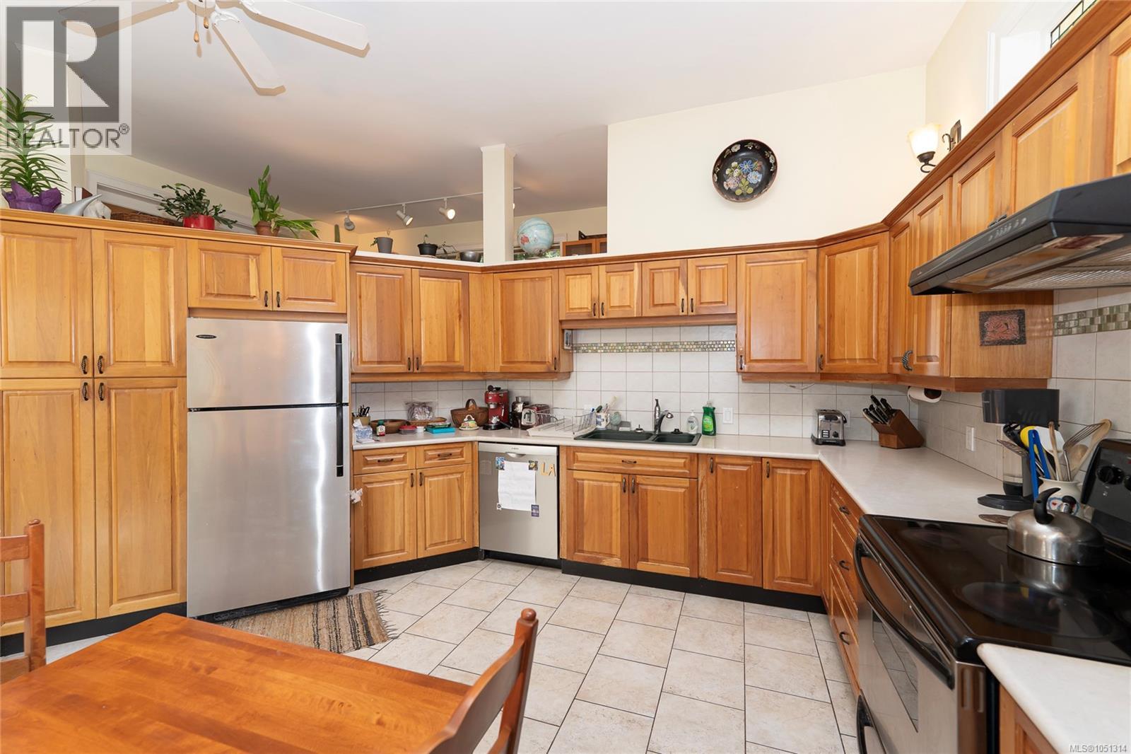 1377 Rockland Ave Property Photo 28