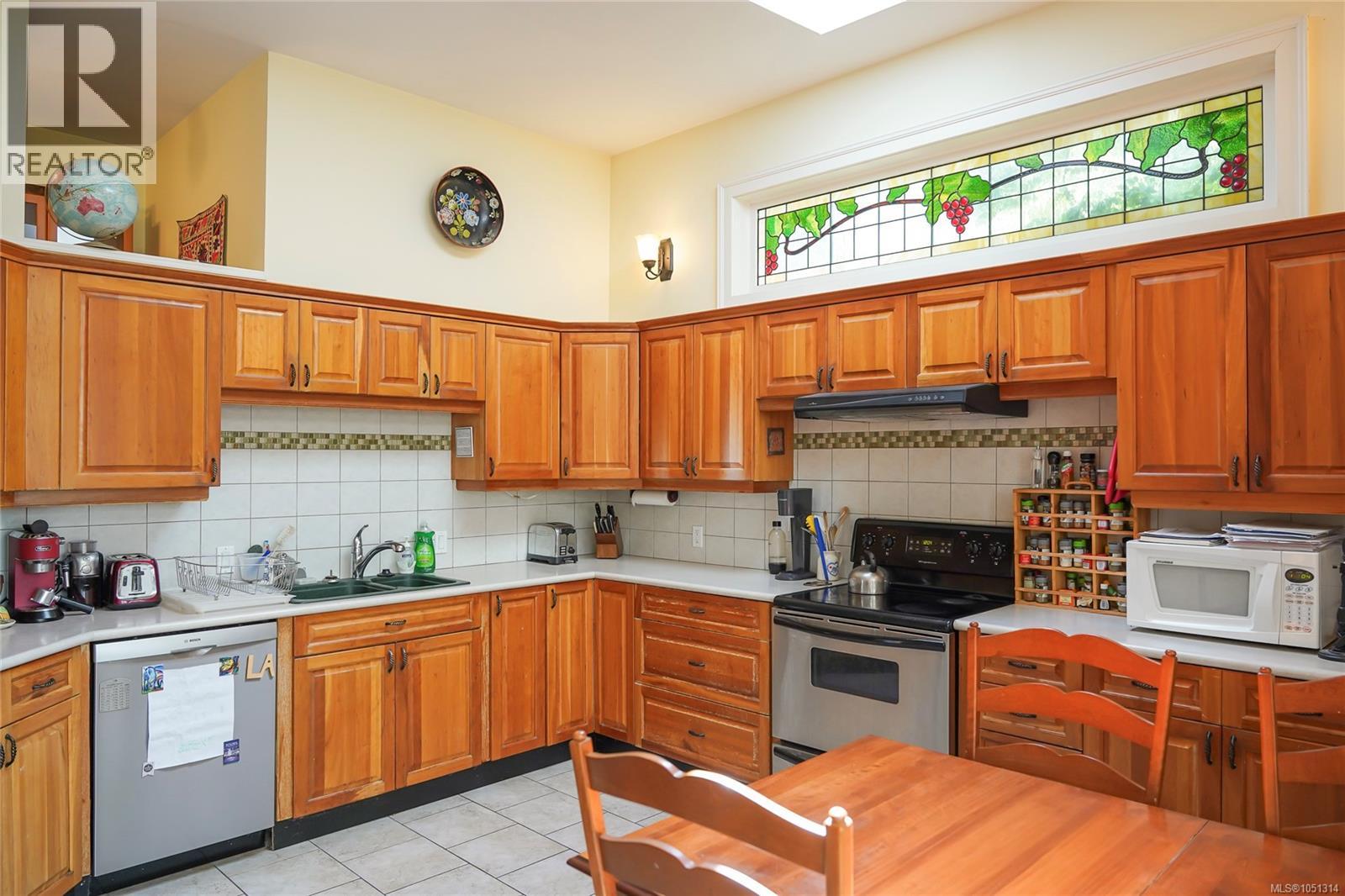 1377 Rockland Ave Property Photo 29