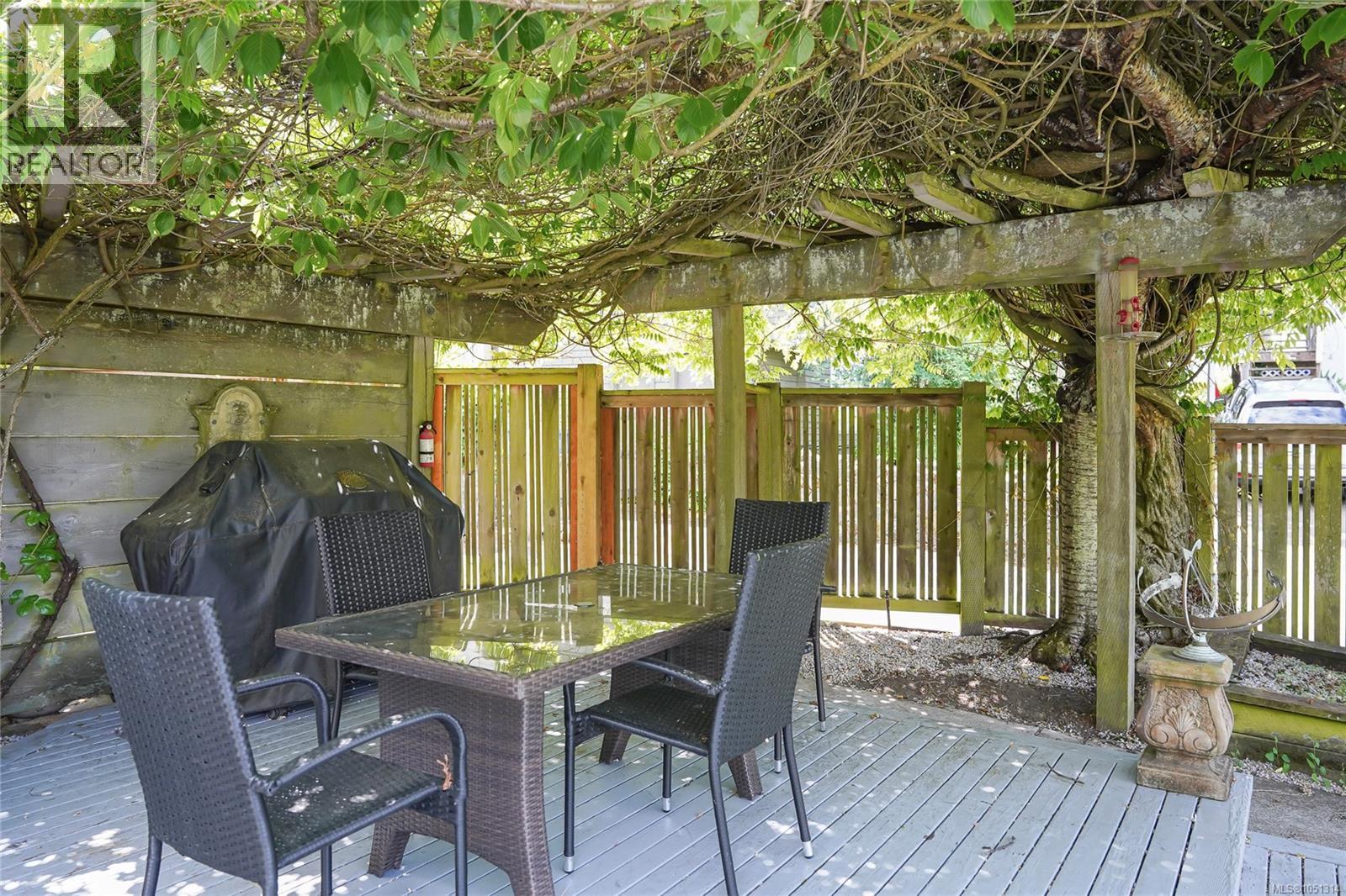 1377 Rockland Ave Property Photo 34