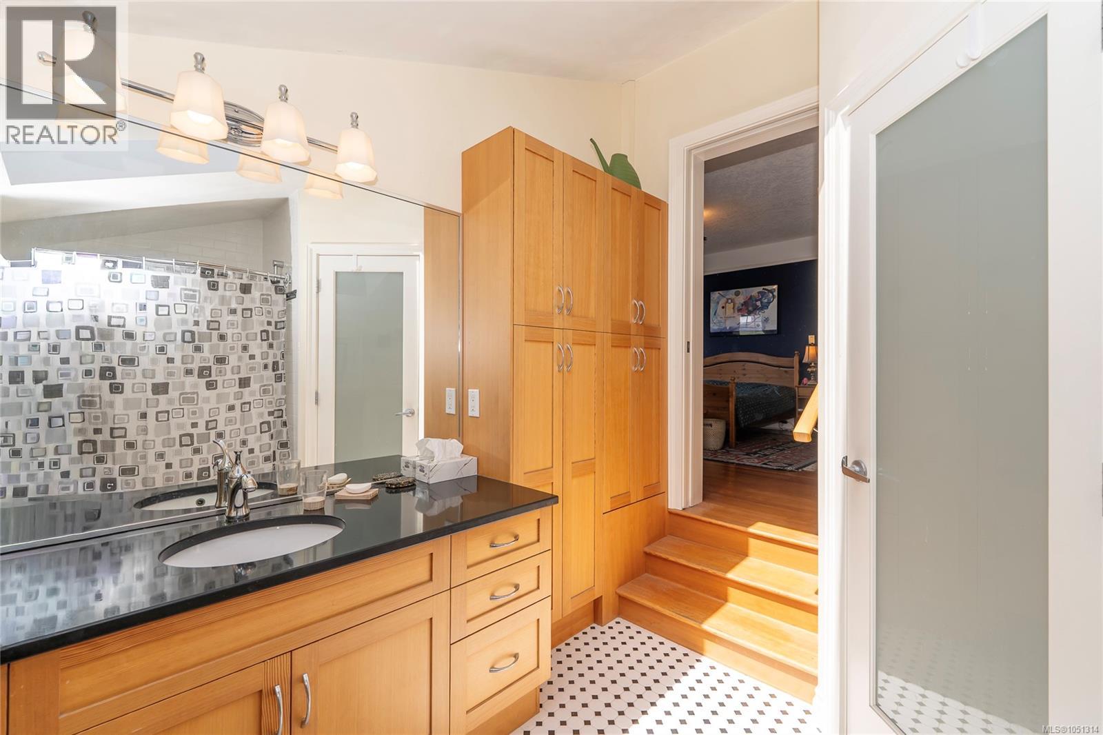 1377 Rockland Ave Property Photo 44
