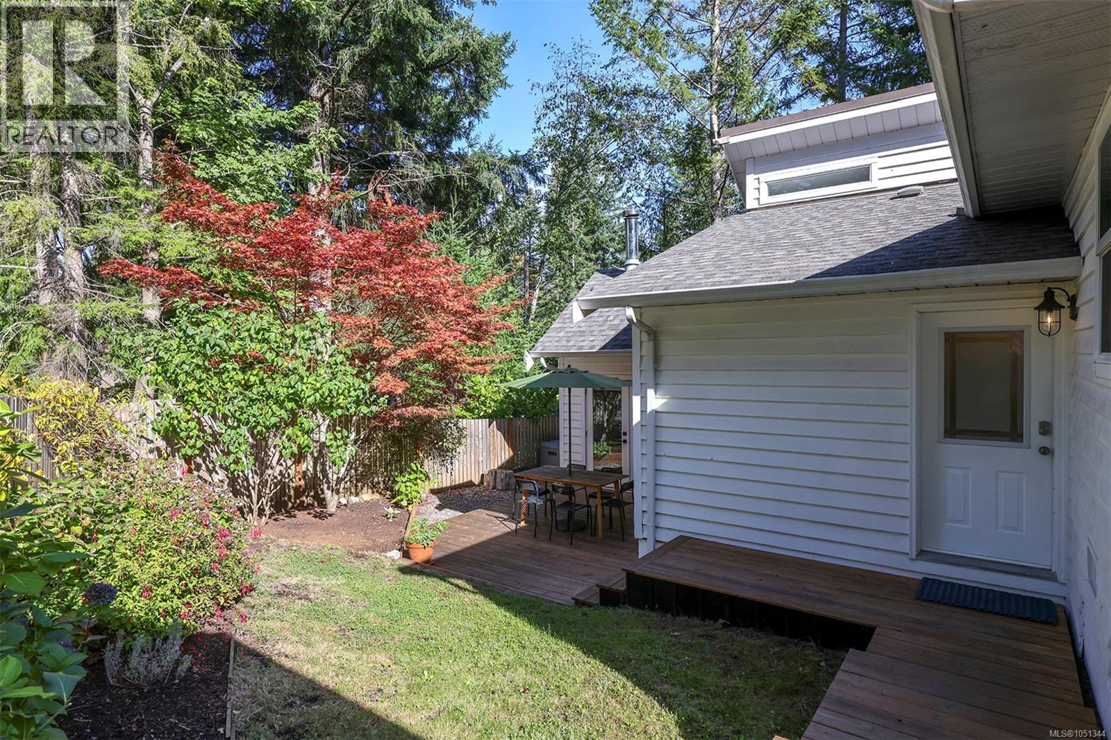 1285 Hurford Ave Property Photo 3