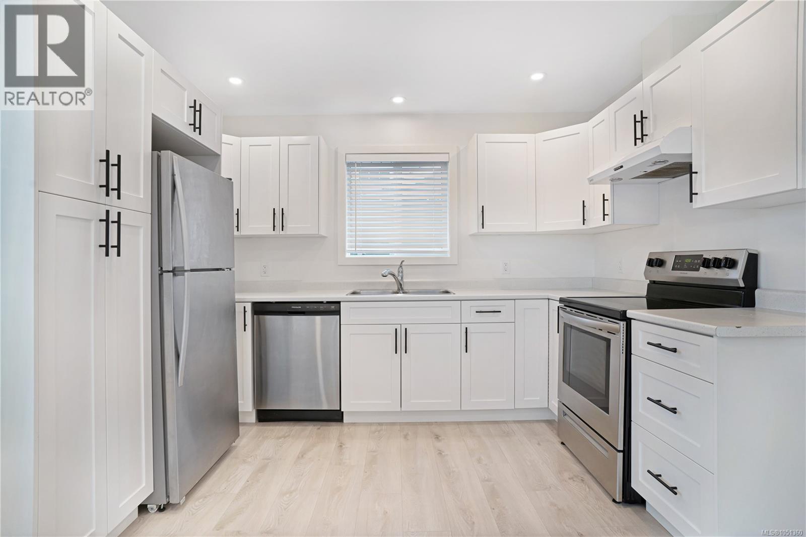 15 Fourth St Property Photo 6