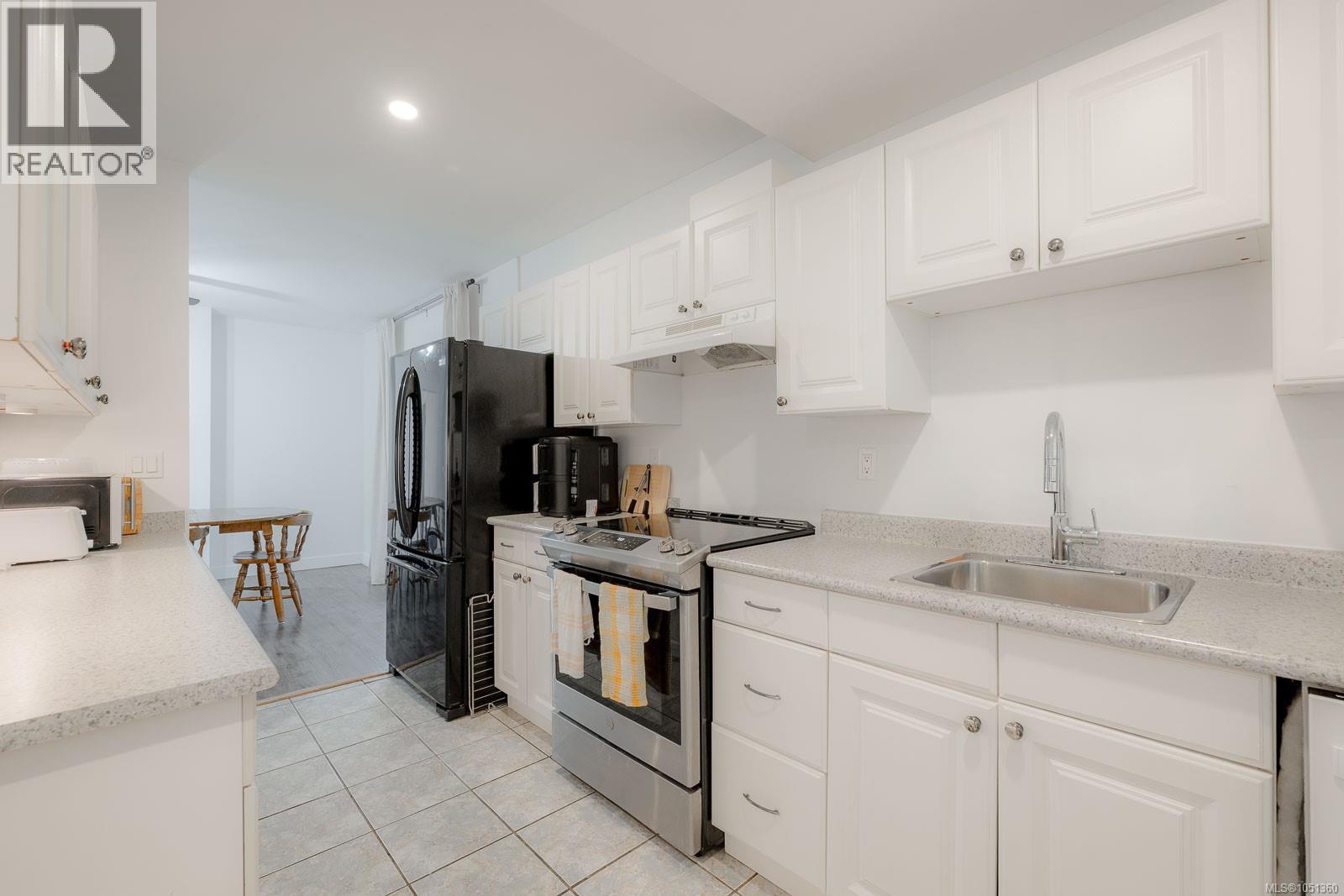 15 Fourth St Property Photo 7