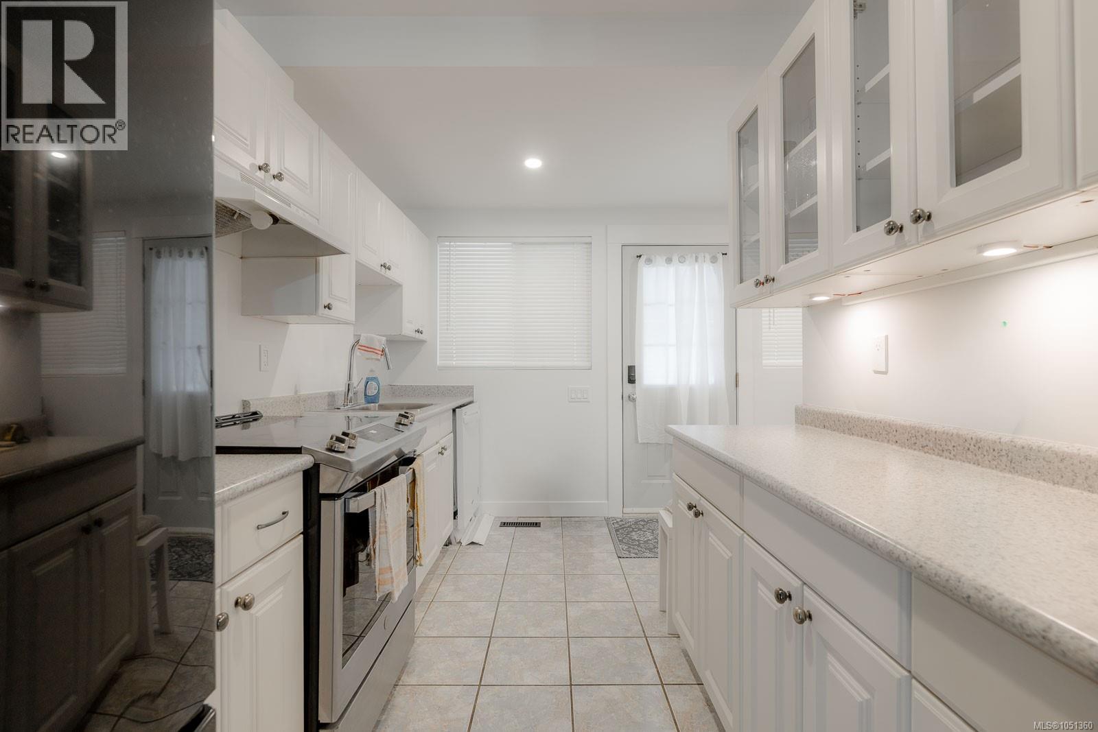 15 Fourth St Property Photo 8