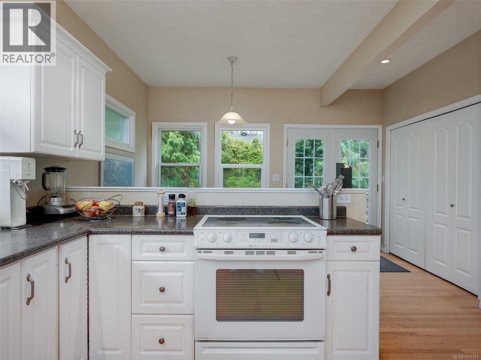 1240 Victoria Ave Property Photo 8