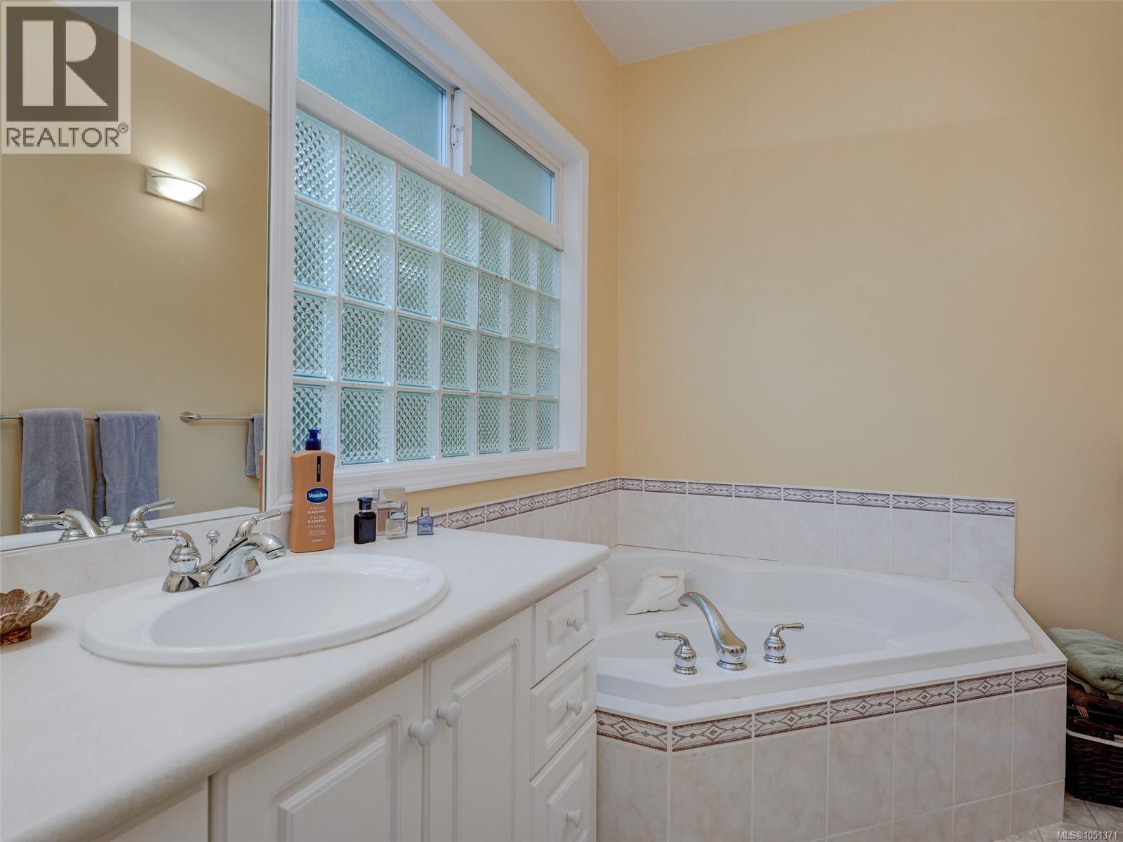 1240 Victoria Ave Property Photo 12