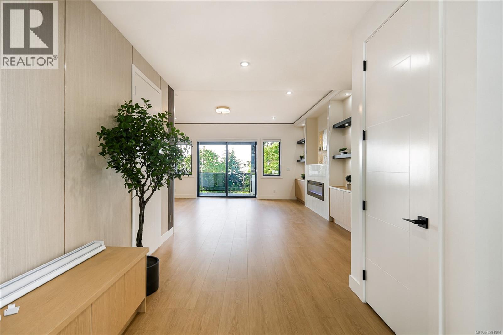 100 Royal Pacific Way Property Photo 34