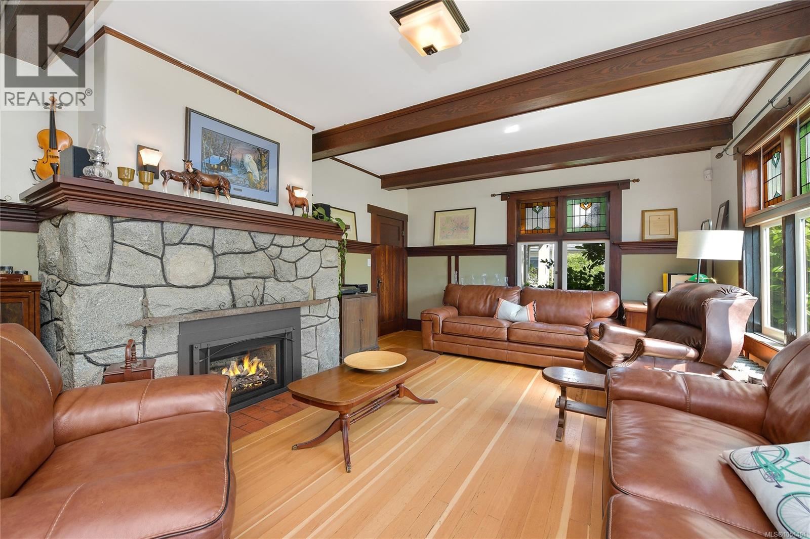 566 Gorge Rd W Property Photo 3