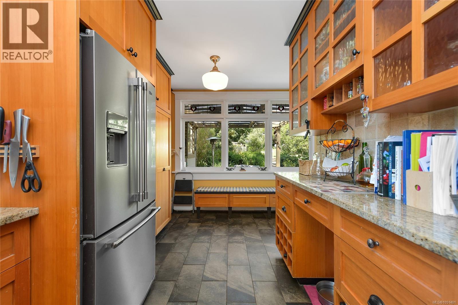 566 Gorge Rd W Property Photo 10