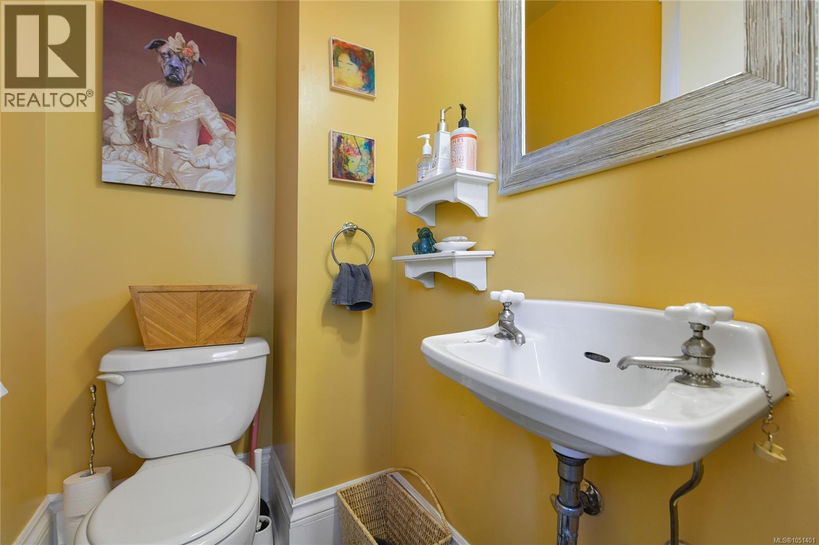 566 Gorge Rd W Property Photo 12