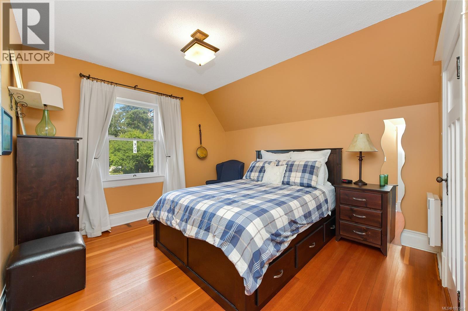566 Gorge Rd W Property Photo 16