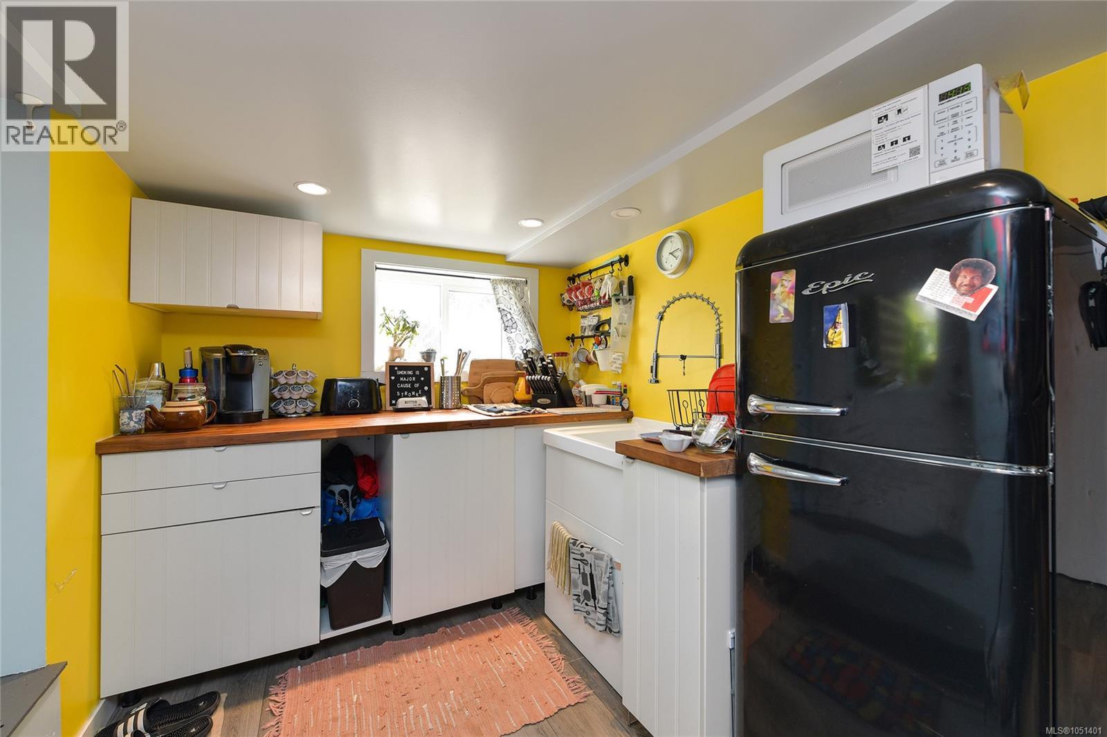 566 Gorge Rd W Property Photo 18