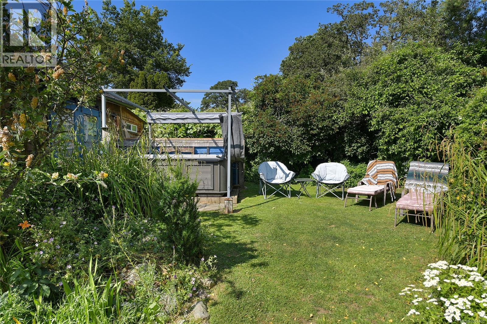 566 Gorge Rd W Property Photo 25