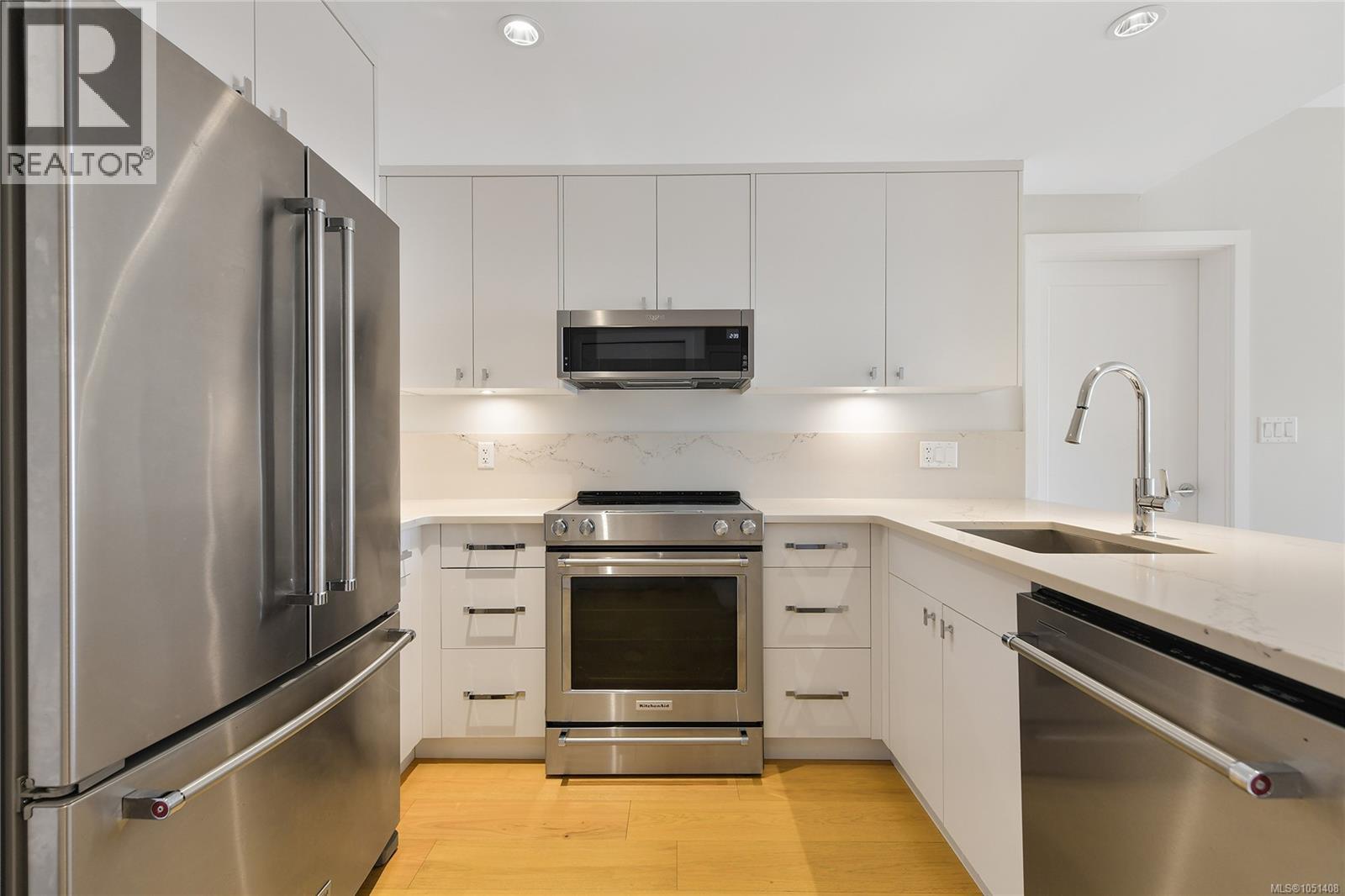 408 4030 Shelbourne St Property Photo 2