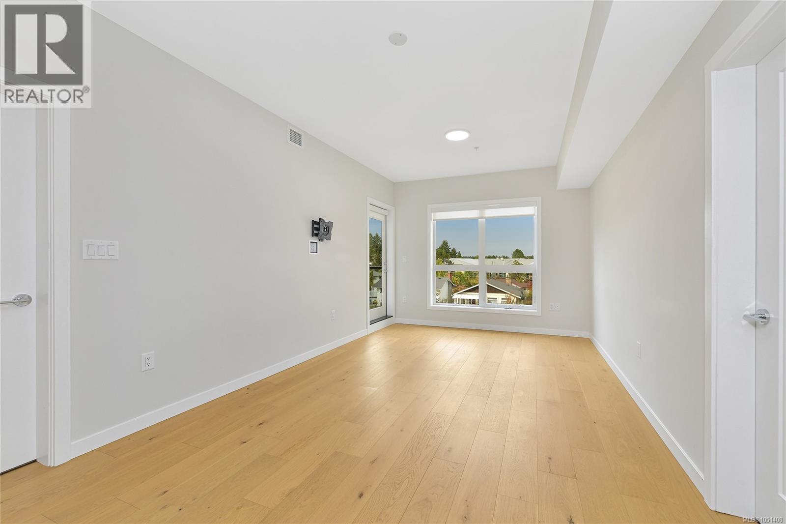 408 4030 Shelbourne St Property Photo 3