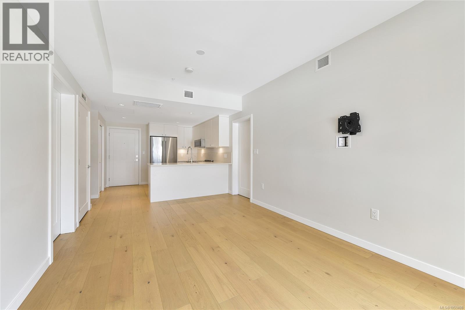 408 4030 Shelbourne St Property Photo 6