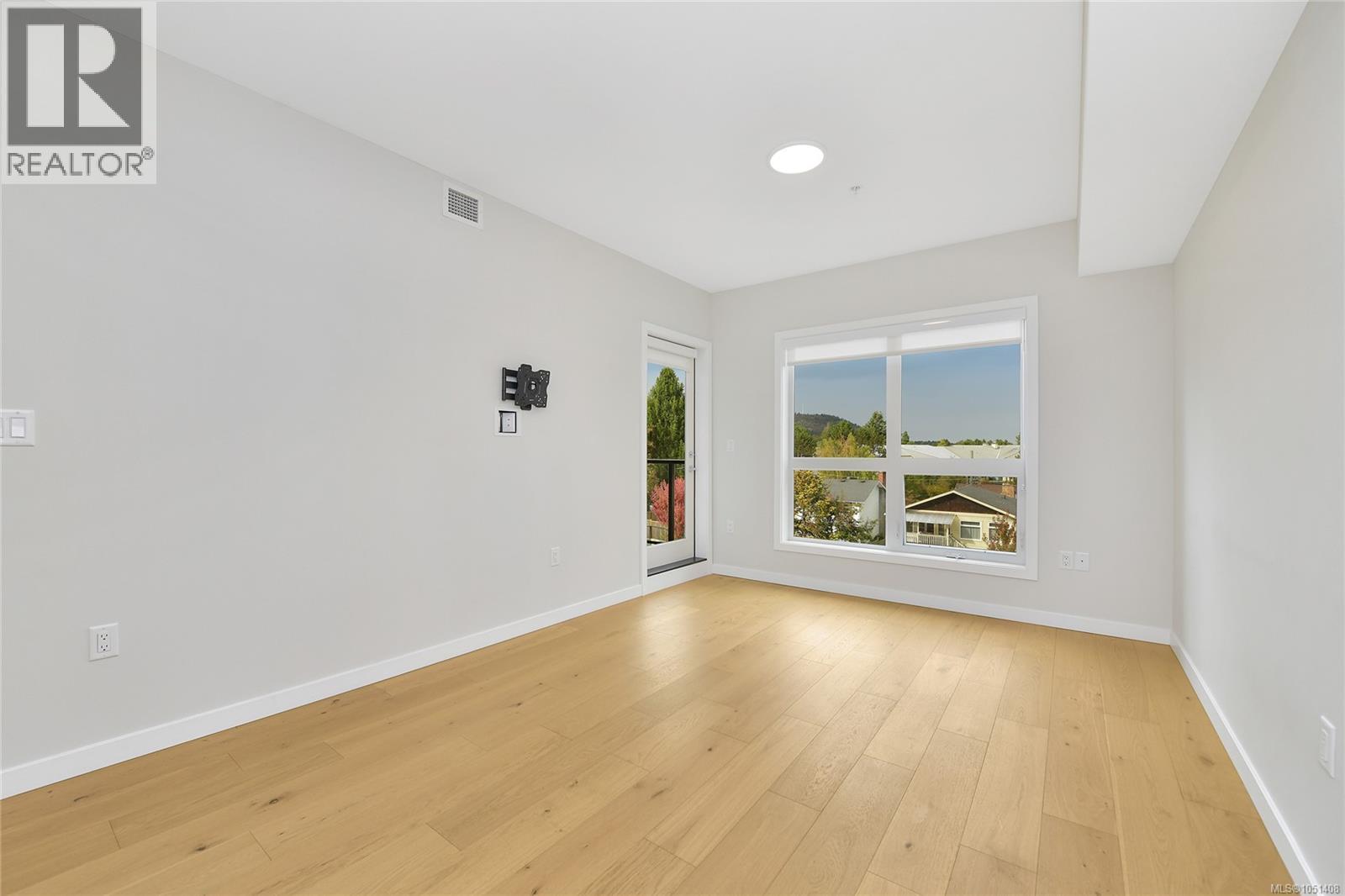408 4030 Shelbourne St Property Photo 7