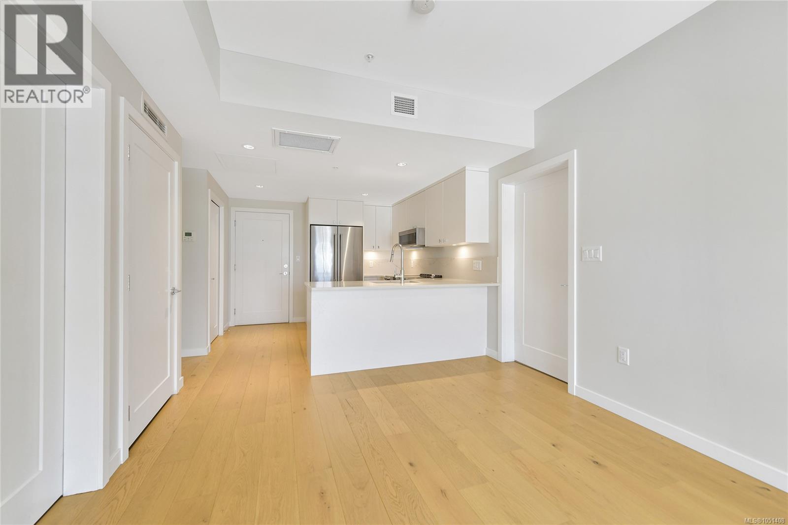 408 4030 Shelbourne St Property Photo 9