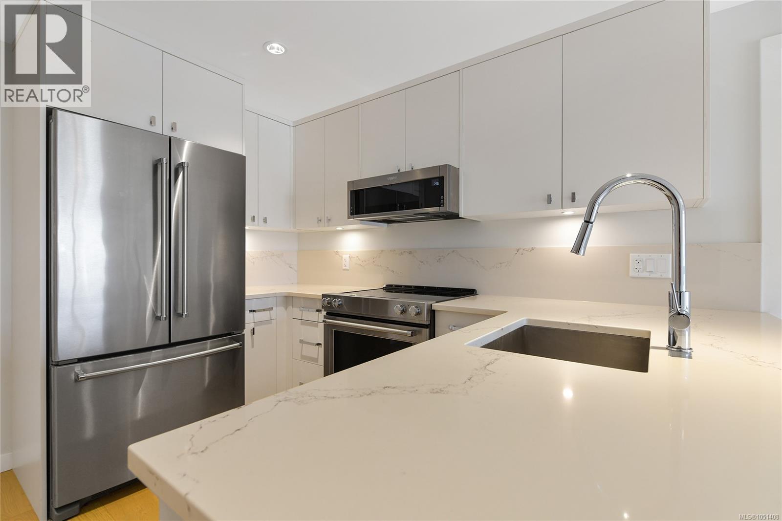 408 4030 Shelbourne St Property Photo 10
