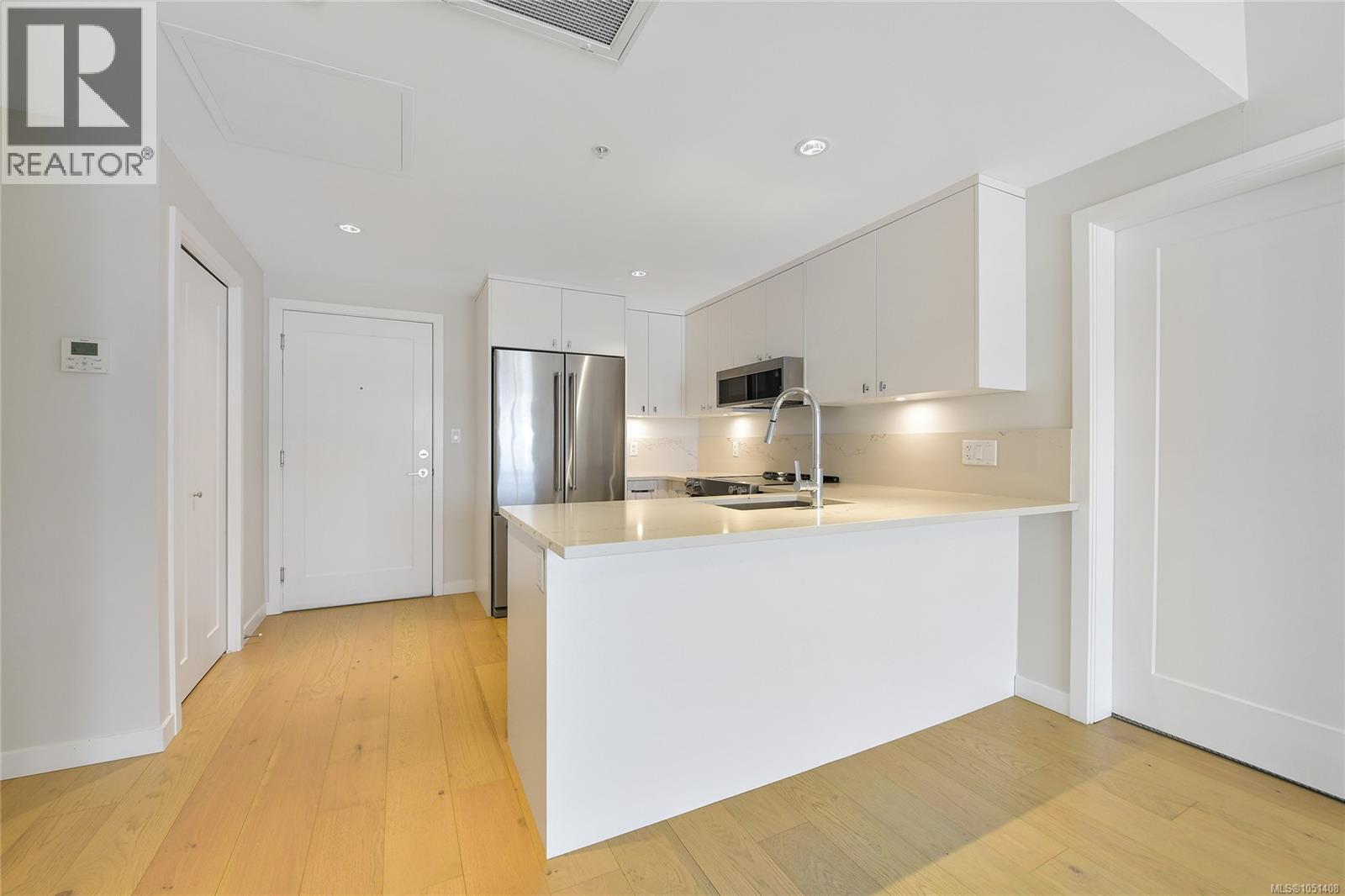408 4030 Shelbourne St Property Photo 12