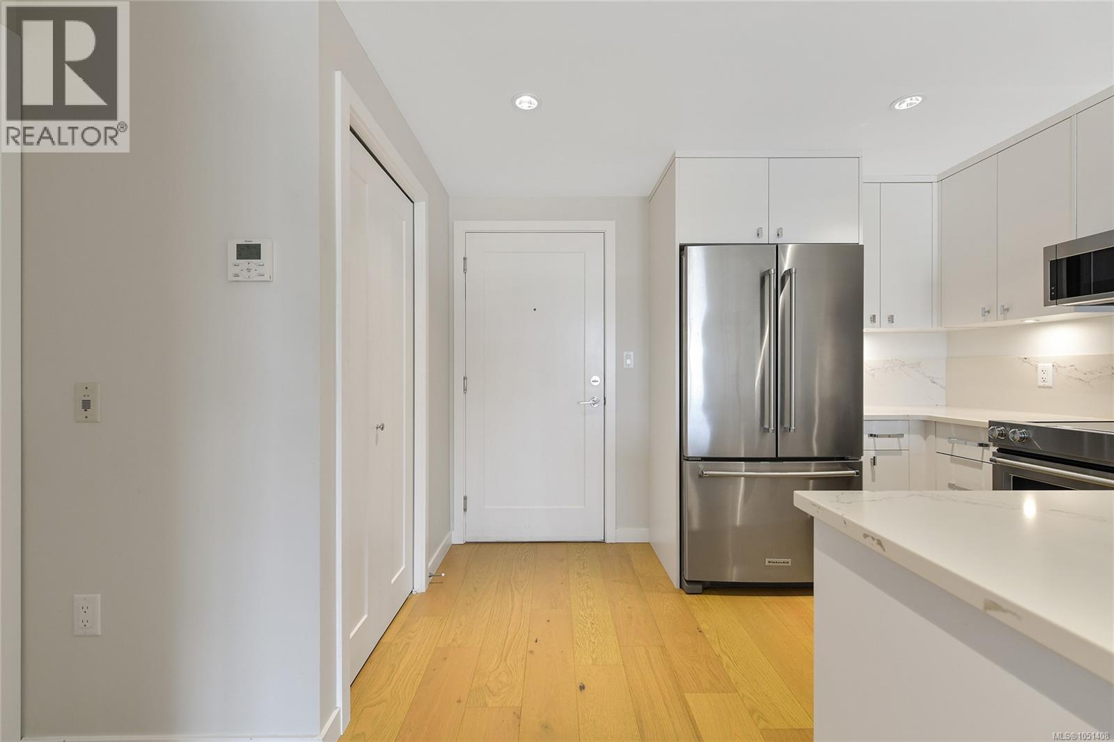408 4030 Shelbourne St Property Photo 14