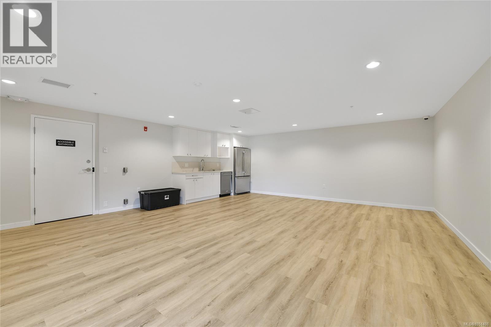 408 4030 Shelbourne St Property Photo 33