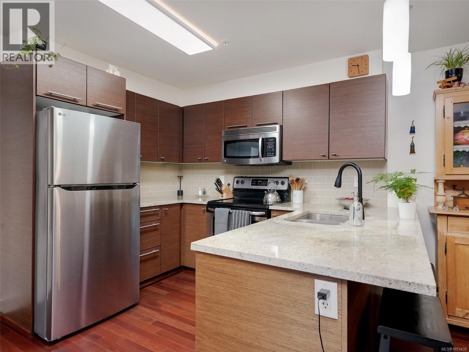 210 1315 Esquimalt Rd Property Photo 5