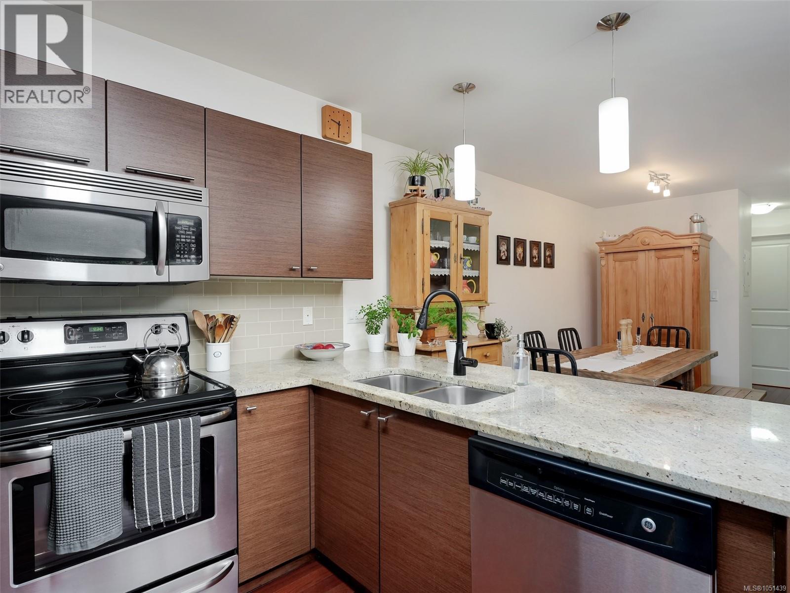 210 1315 Esquimalt Rd Property Photo 6