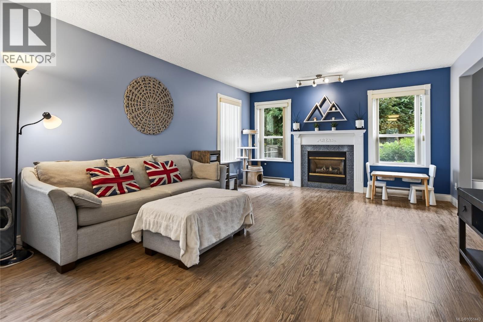 A 1820 1st St Property Photo 3