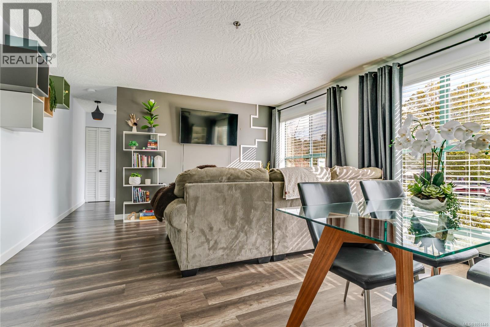 203 3460 Quadra St Property Photo 7