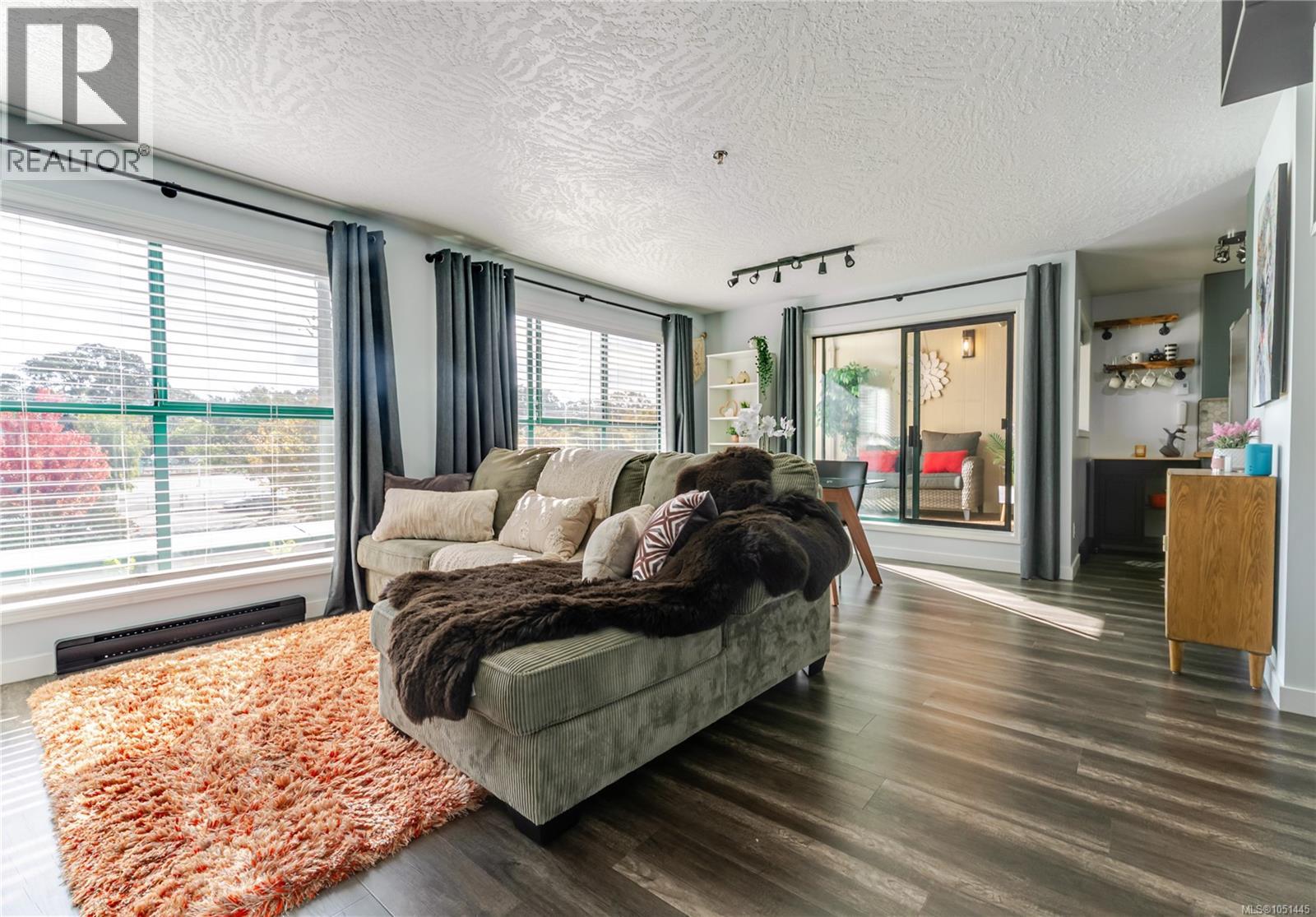 203 3460 Quadra St Property Photo 9