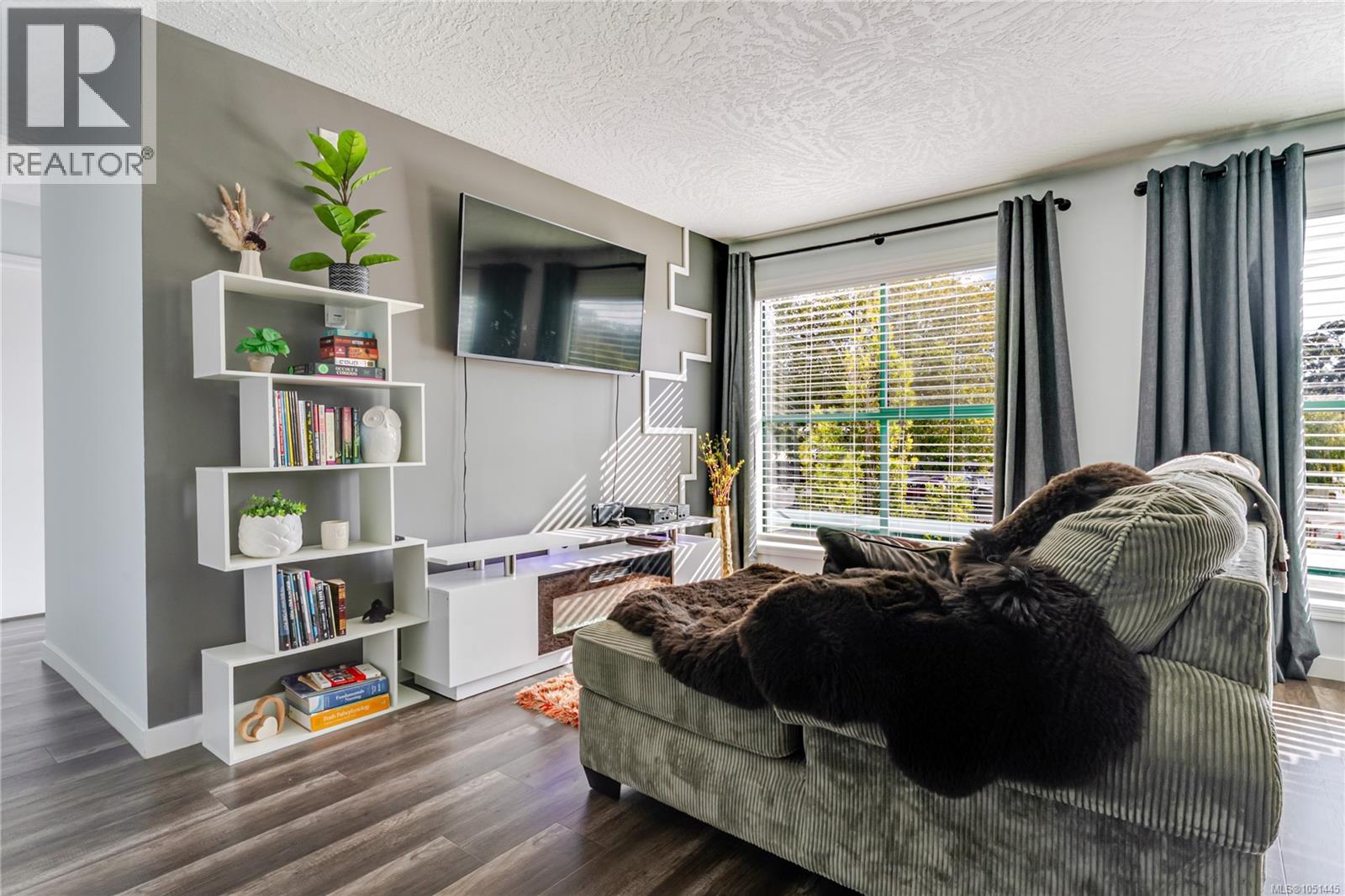 203 3460 Quadra St Property Photo 10