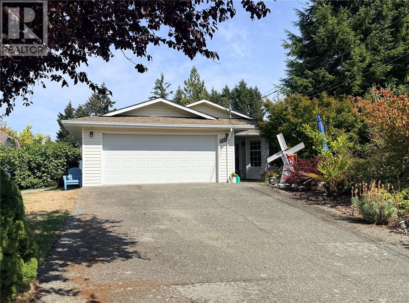 555 Hooper Pl Property Photo 1