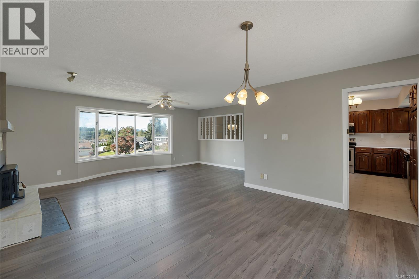 531 Savary Cres Property Photo 3