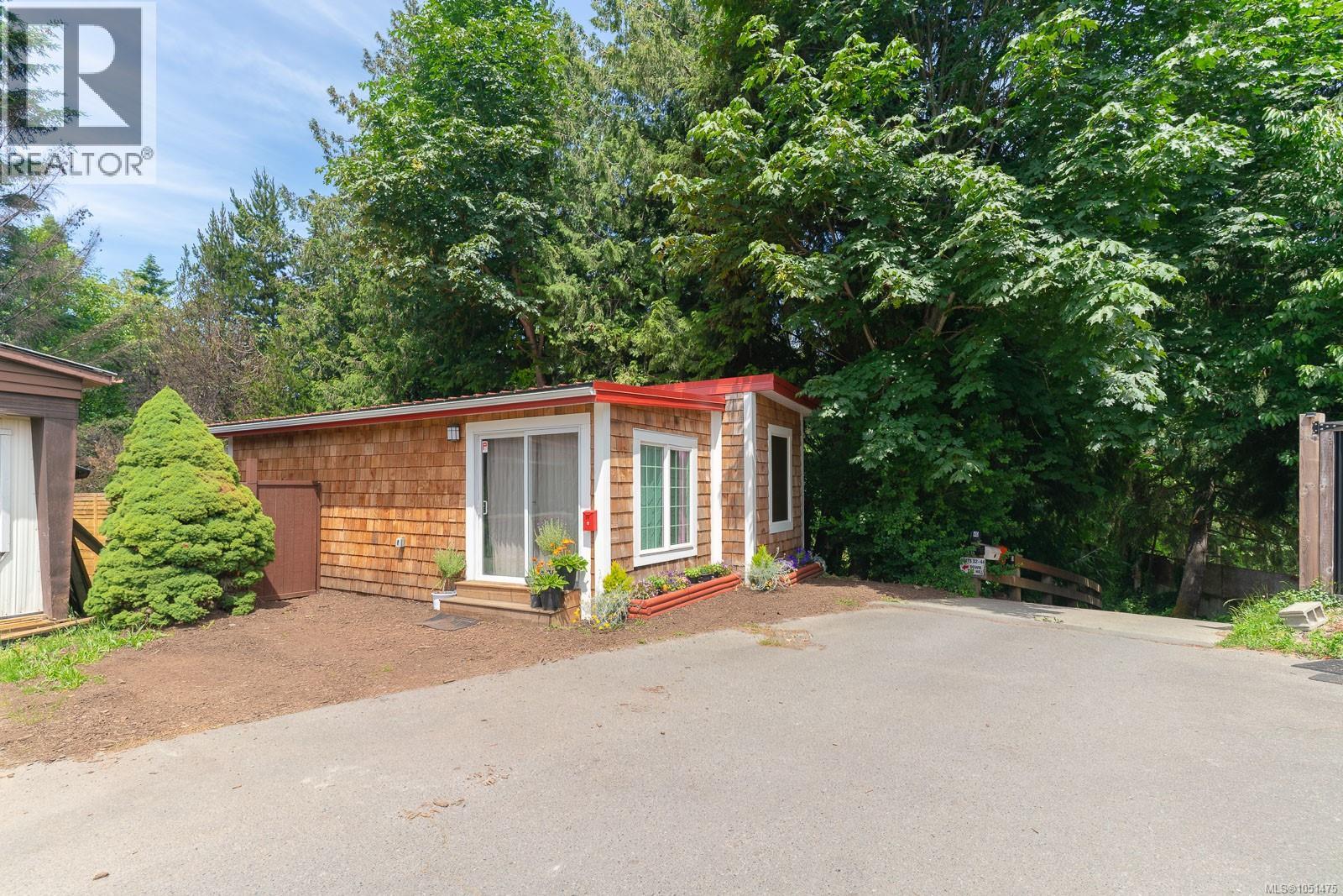 14 4837 Roger St Property Photo 1