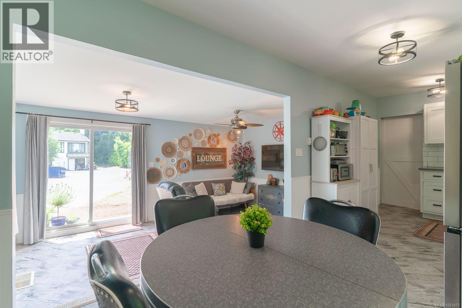 14 4837 Roger St Property Photo 4