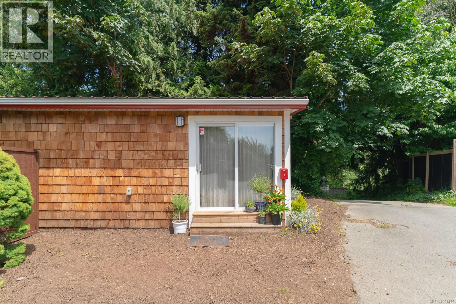14 4837 Roger St Property Photo 14
