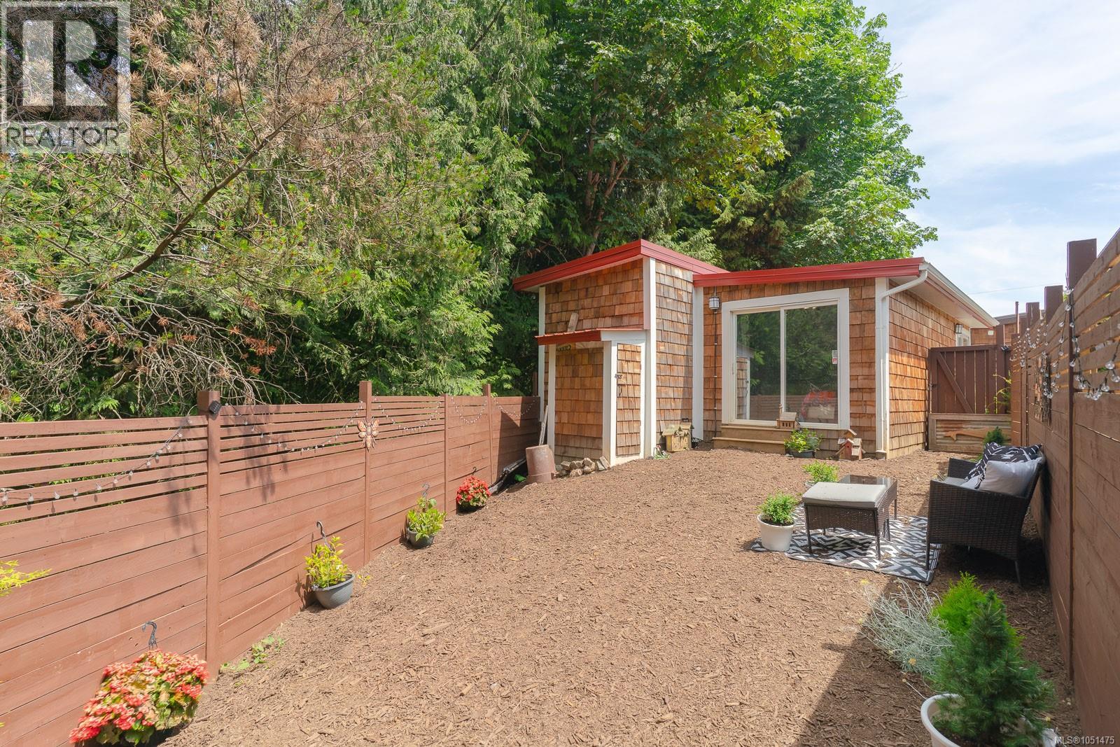 14 4837 Roger St Property Photo 16