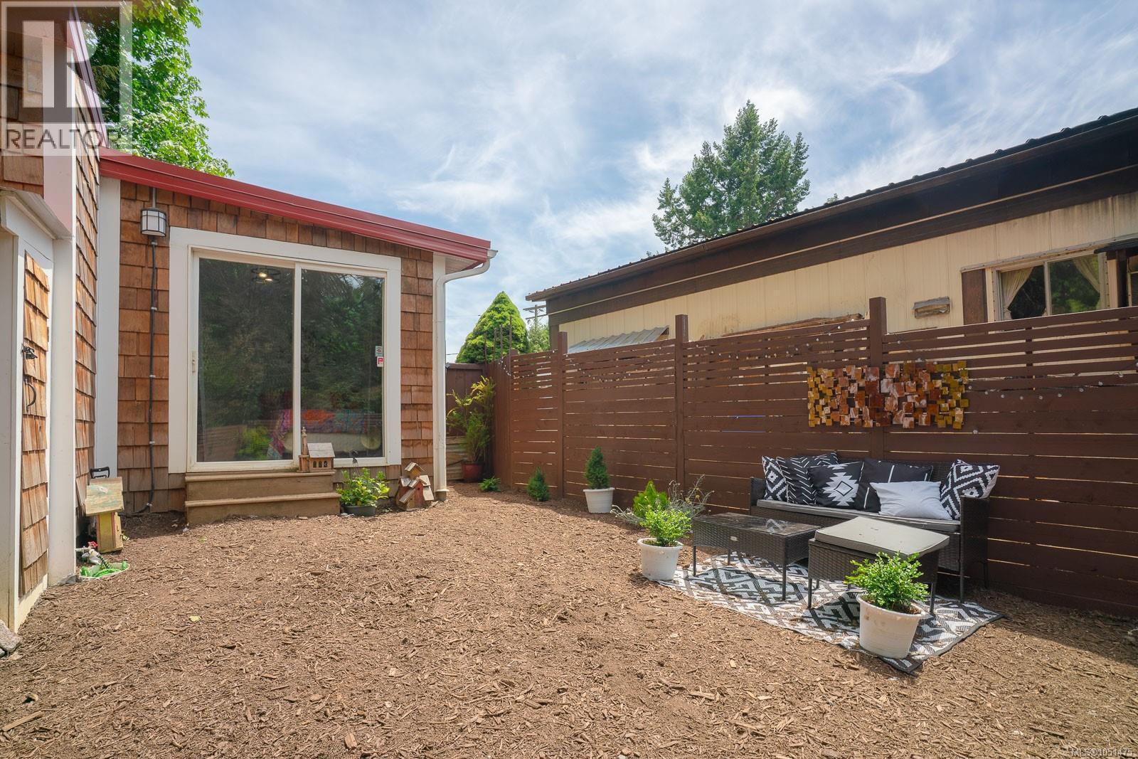 14 4837 Roger St Property Photo 17