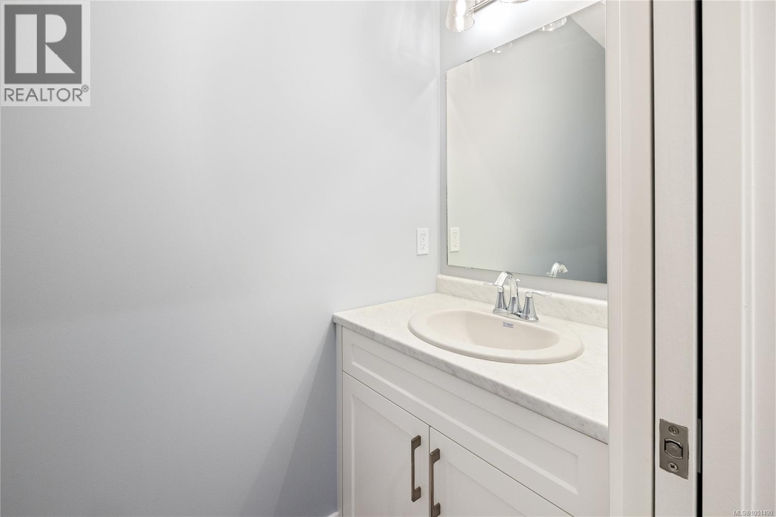 153 Elk Rd Property Photo 5