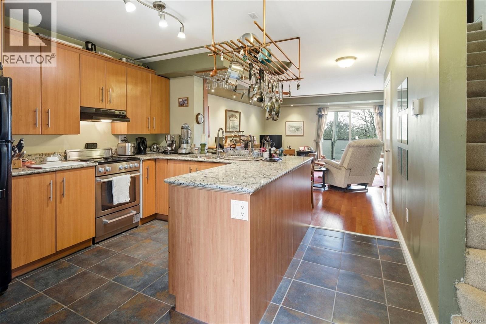 207 991 Cloverdale Ave Property Photo 2