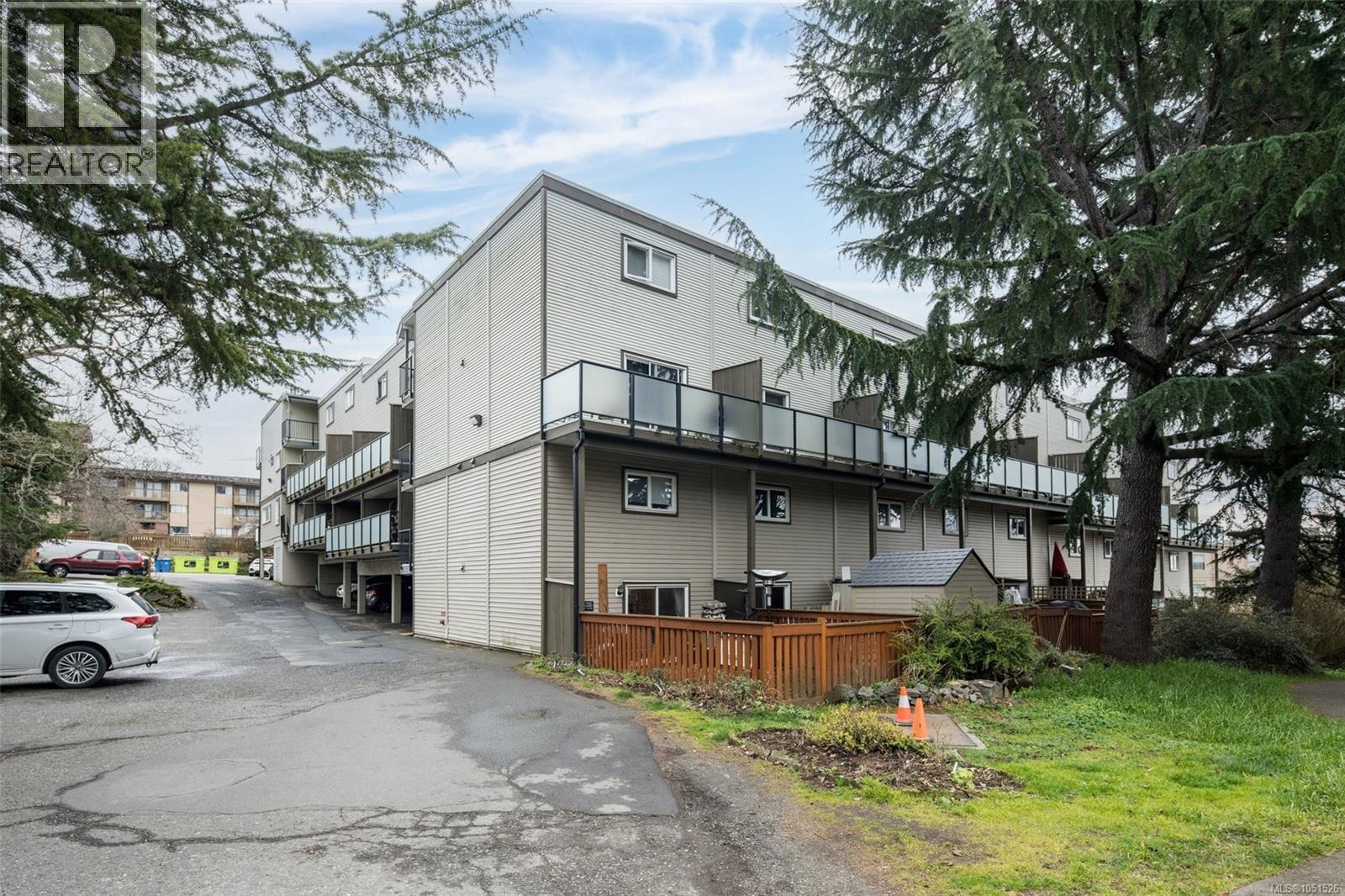 207 991 Cloverdale Ave Property Photo 3