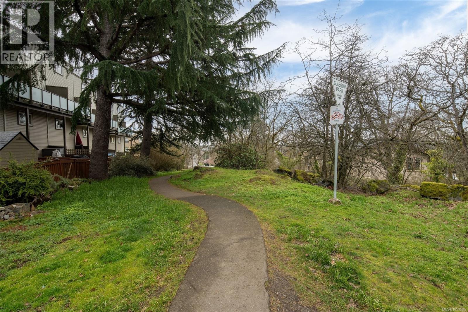 207 991 Cloverdale Ave Property Photo 4