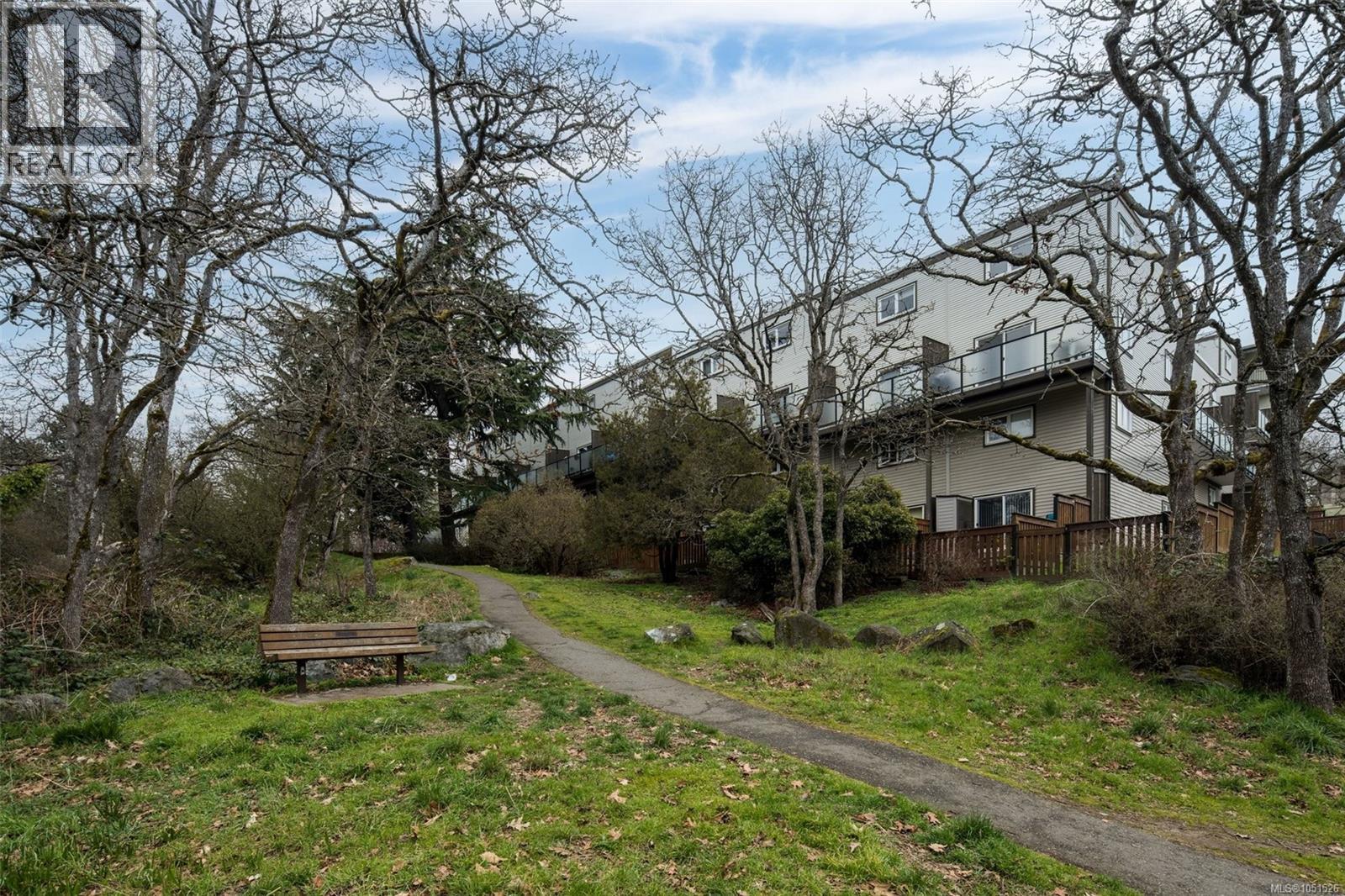 207 991 Cloverdale Ave Property Photo 5
