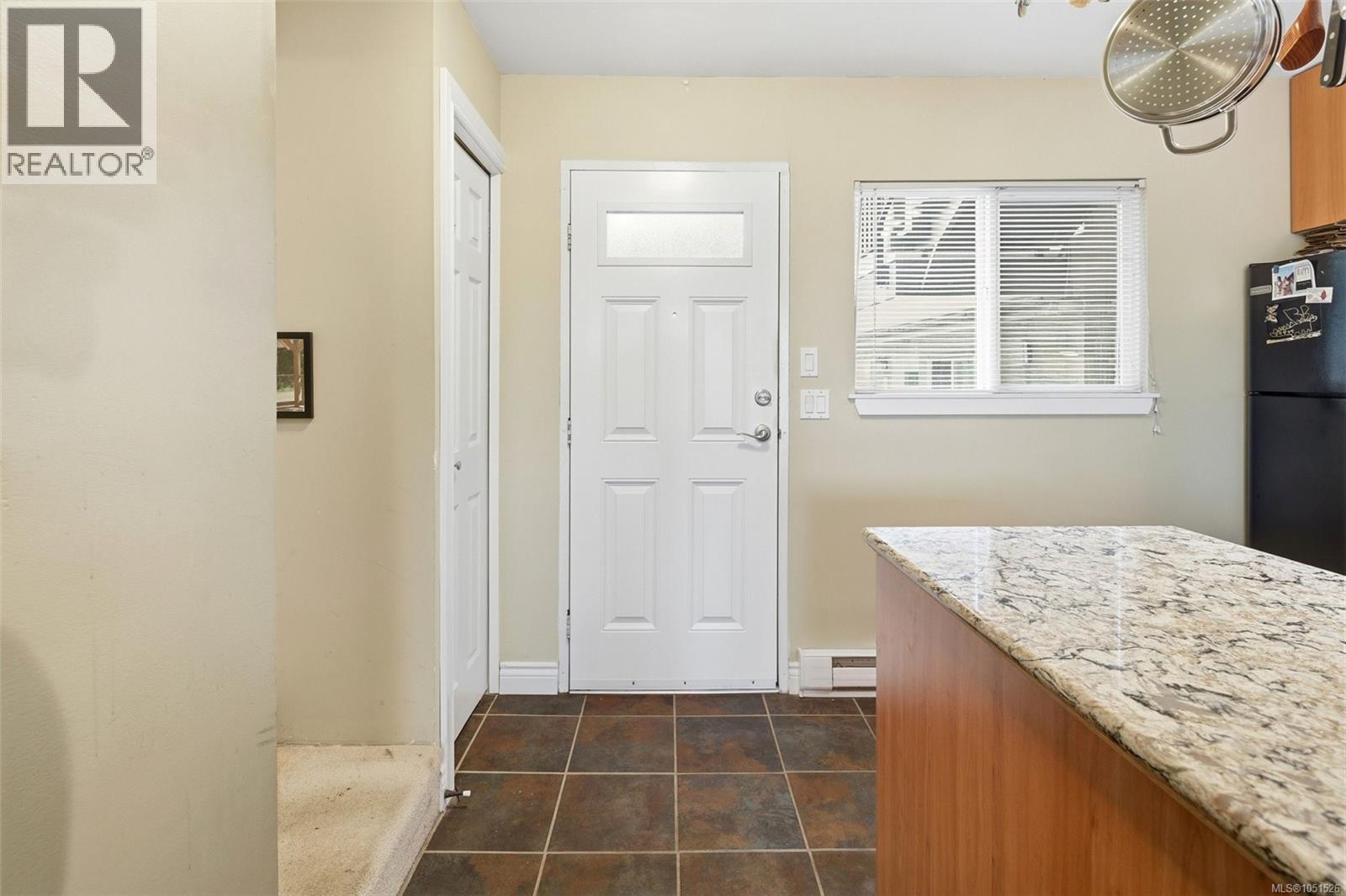 207 991 Cloverdale Ave Property Photo 6