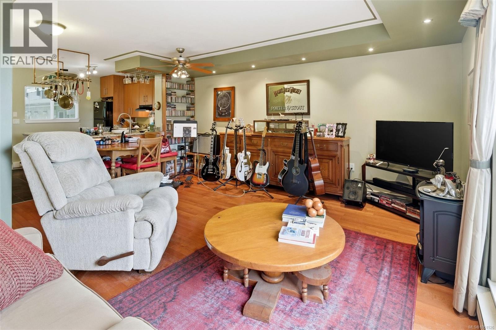207 991 Cloverdale Ave Property Photo 11