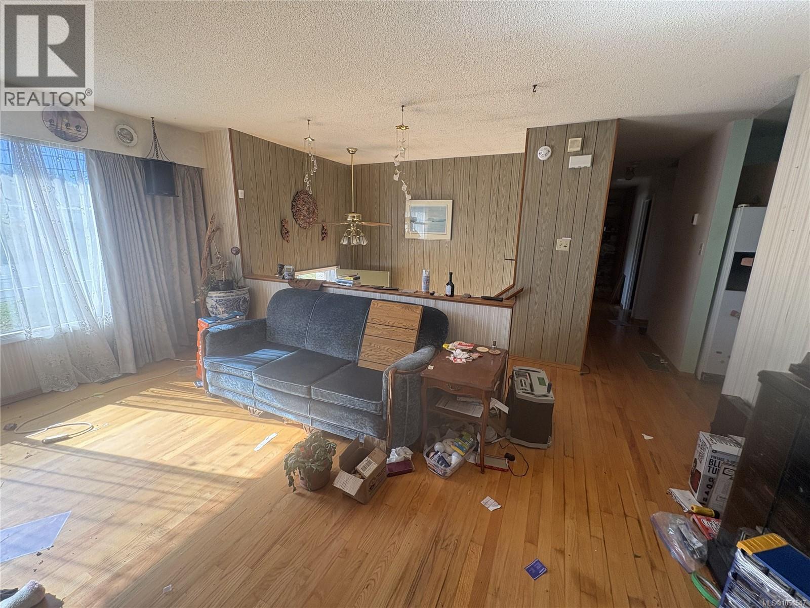 3279 Gibbins Rd Property Photo 2