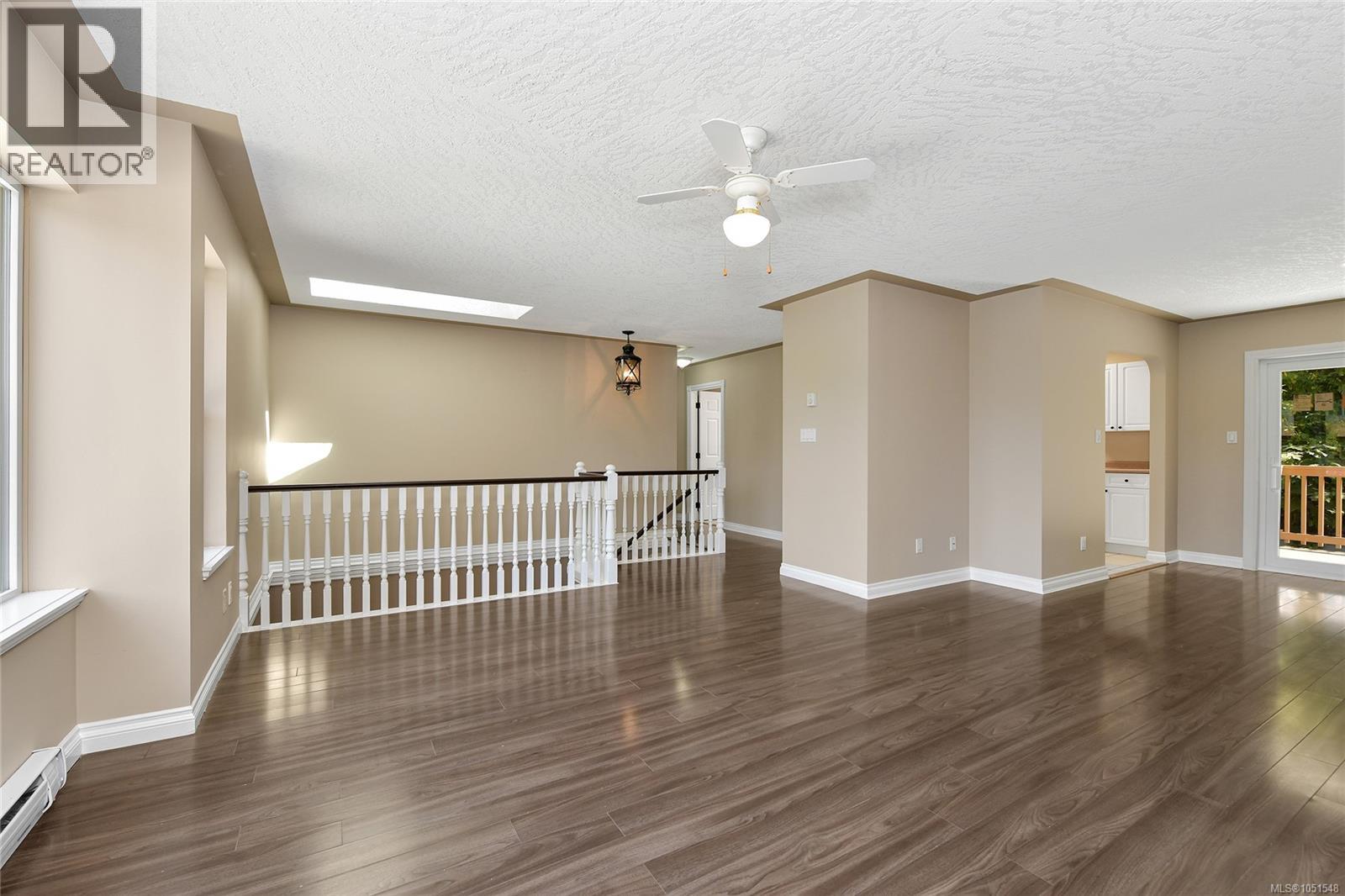 585 Hansen Ave Property Photo 4