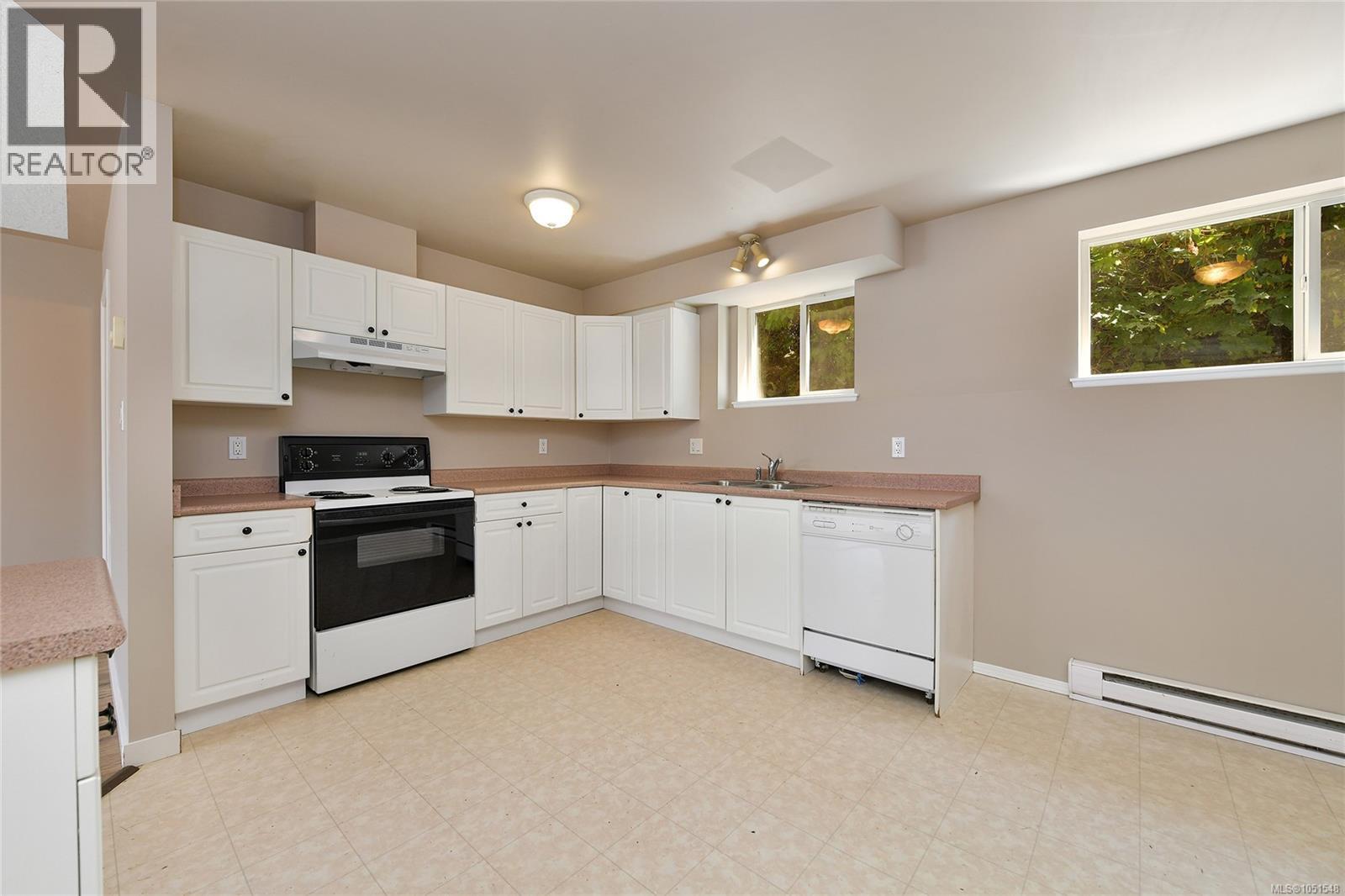 585 Hansen Ave Property Photo 39